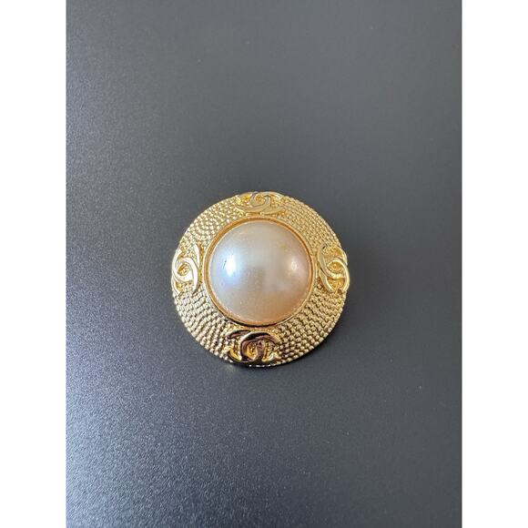 CHANEL Jewelry - vintage Chanel Coco Mark faux pearl clip-on earring see details